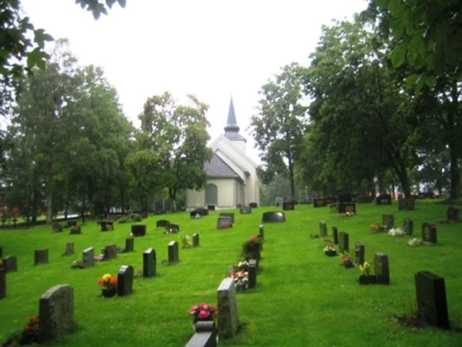 Solum kirke og kirkegården med gravminner. Foto.